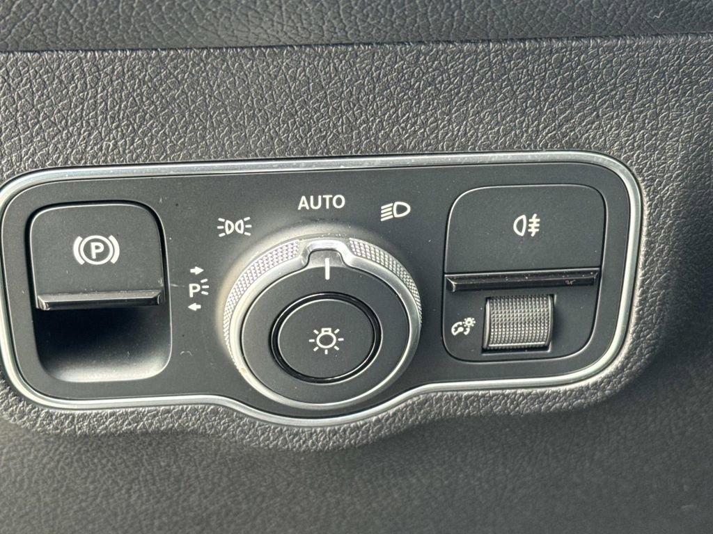 Used 2025 Mercedes-Benz GLB 250 image 21