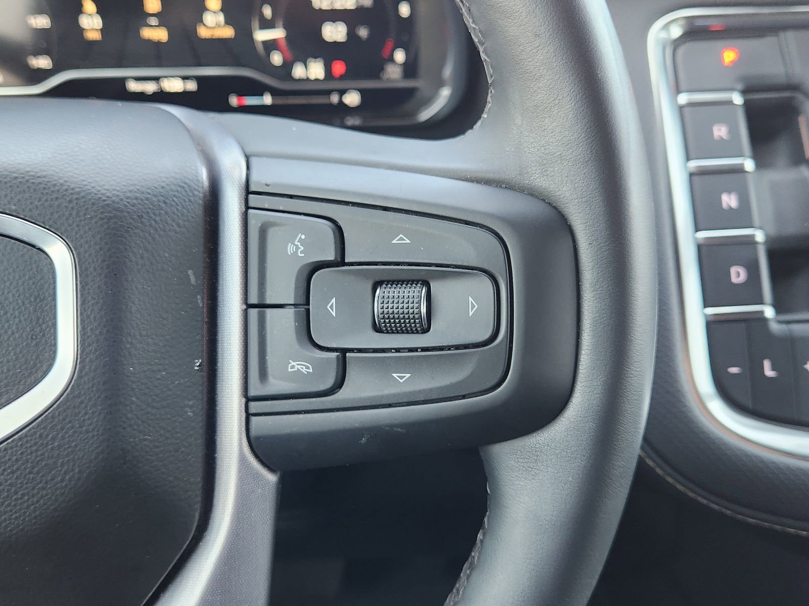 Used 2024 GMC Yukon SLT w/ SLT Premium Package image 33