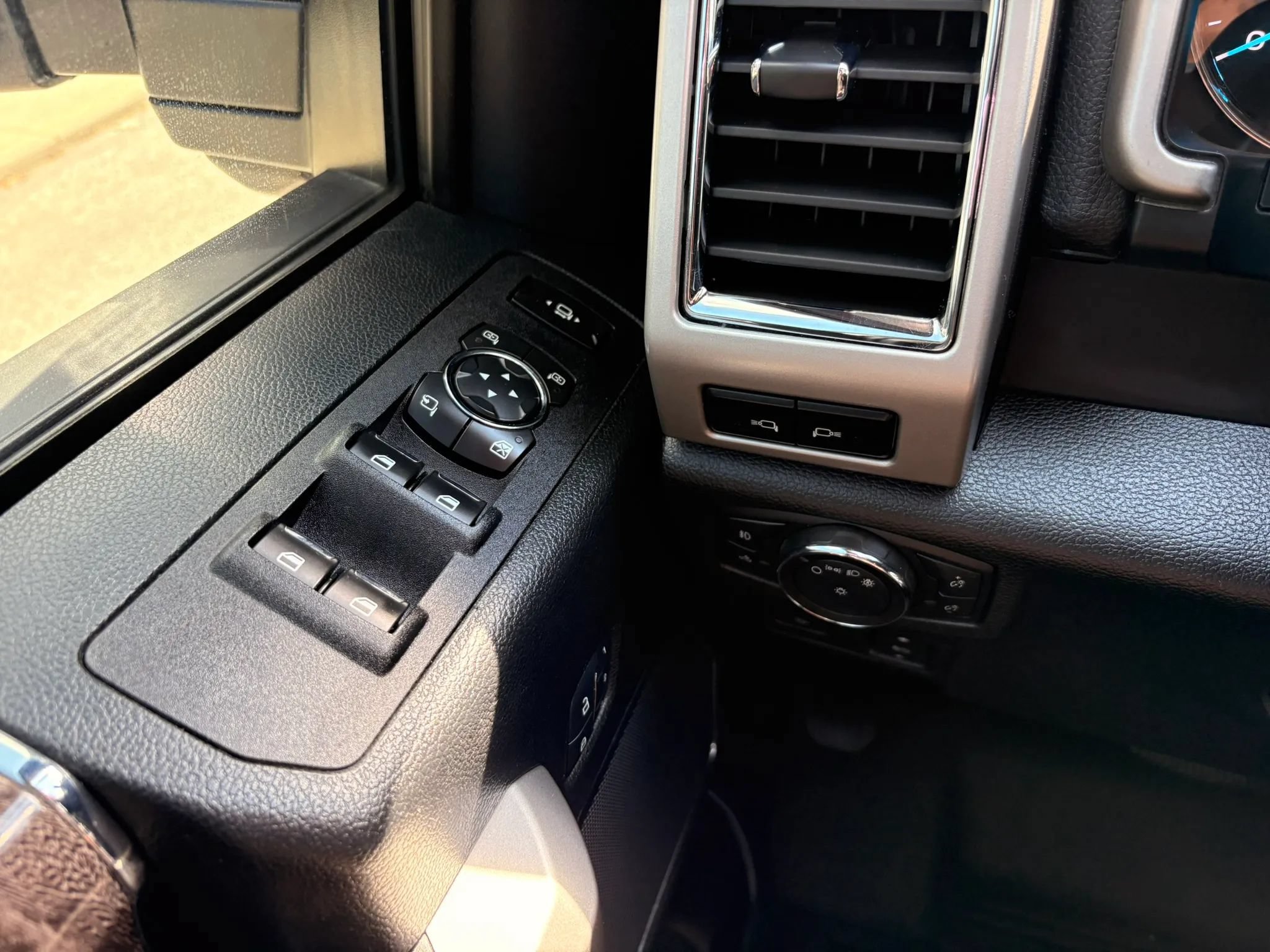 Used 2018 Ford F250 Lariat w/ Lariat Ultimate Package AWD/4WD image 24