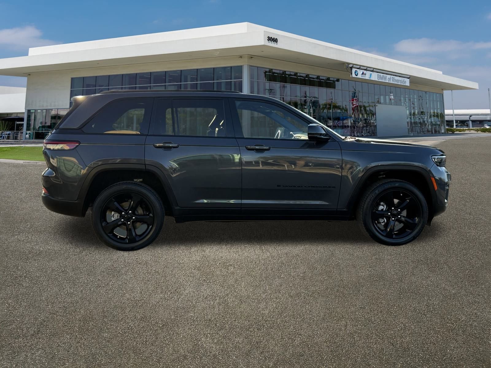 Used 2022 Jeep Grand Cherokee Altitude image 12