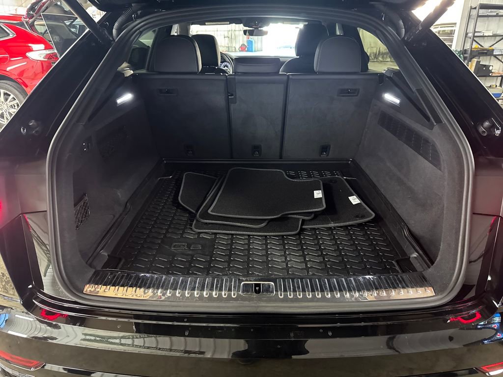 Used 2022 Audi Q8 Prestige AWD/4WD image 30