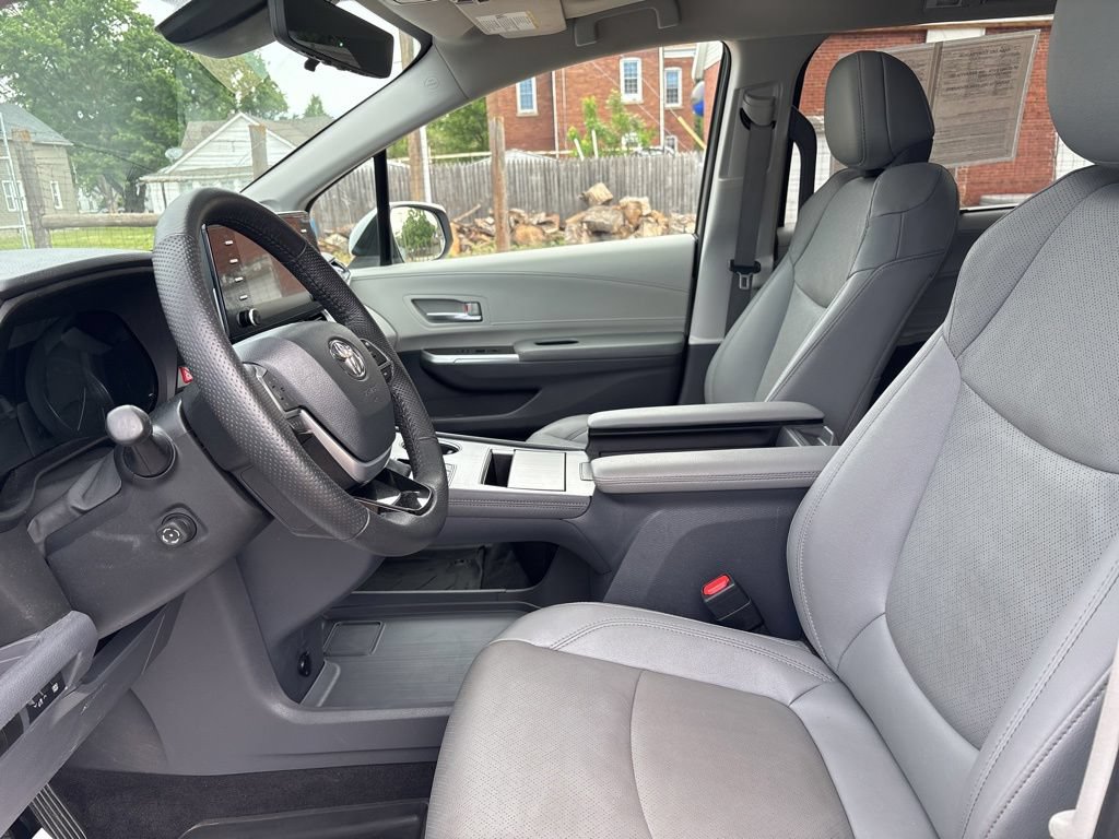 Used 2023 Toyota Sienna Limited AWD/4WD image 18