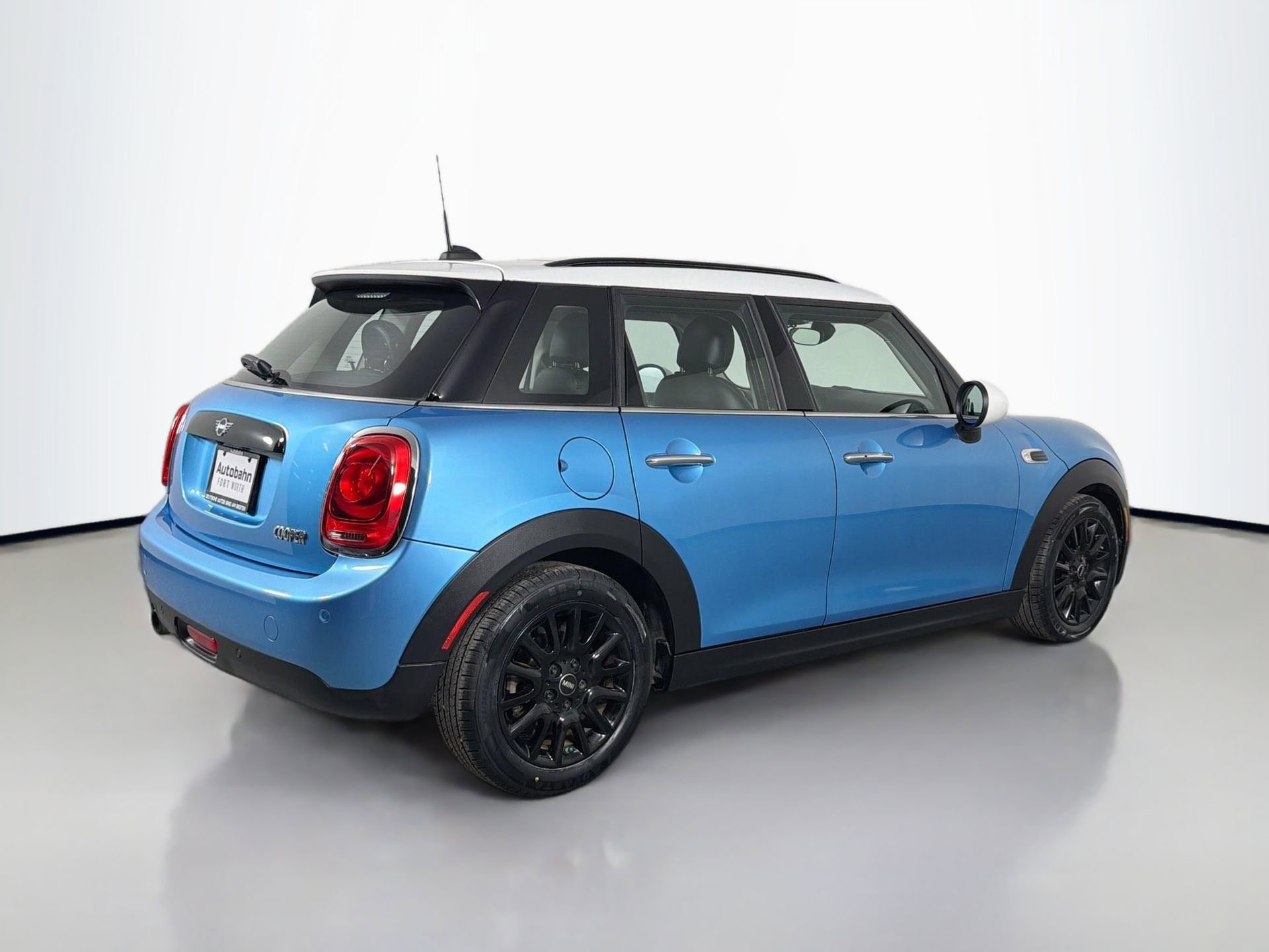 Used 2019 MINI Cooper 4-Door Hardtop w/ Storage Package image 6