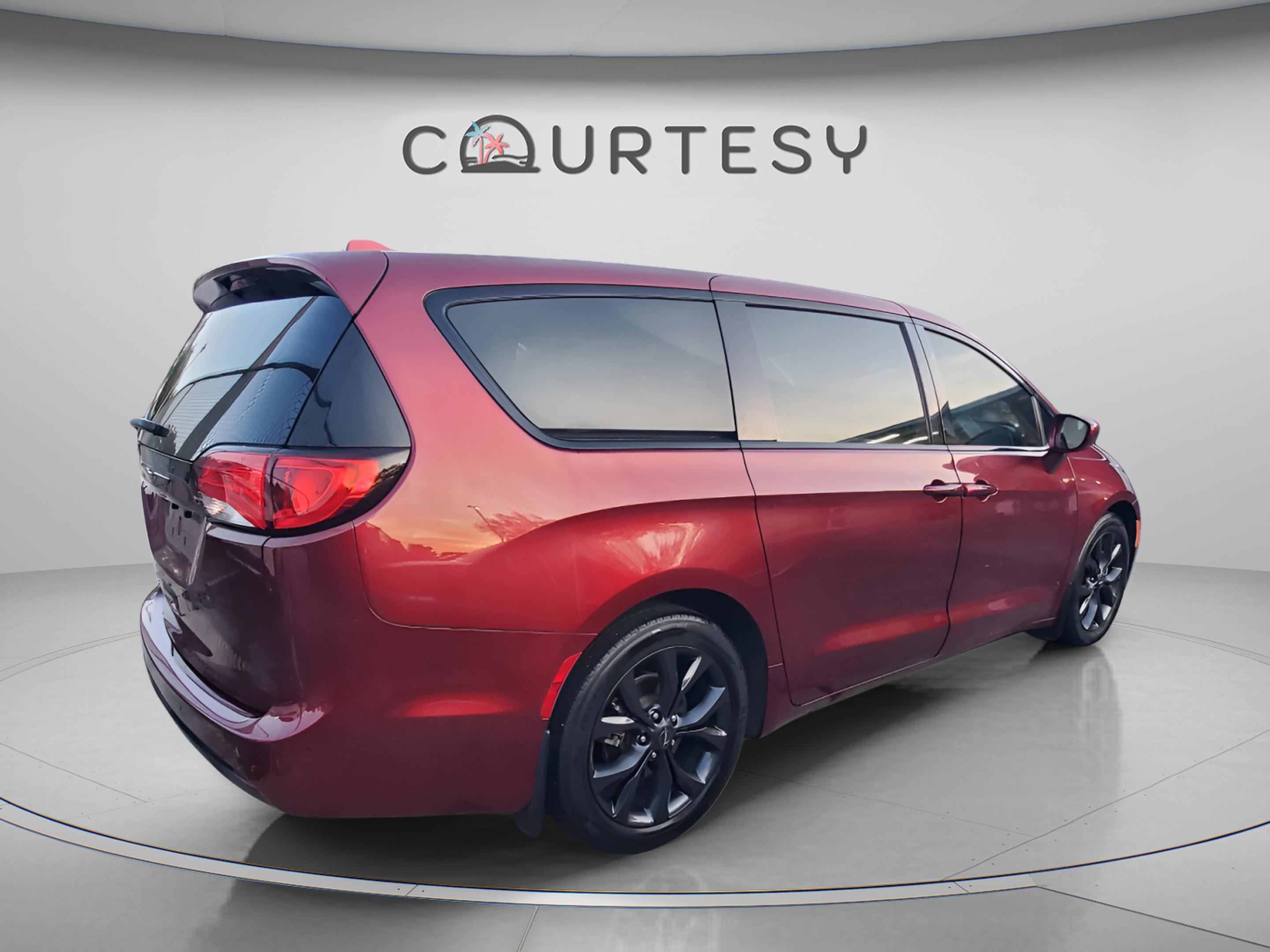 Used 2020 Chrysler Pacifica Touring w/ S Appearance Package FWD image 3