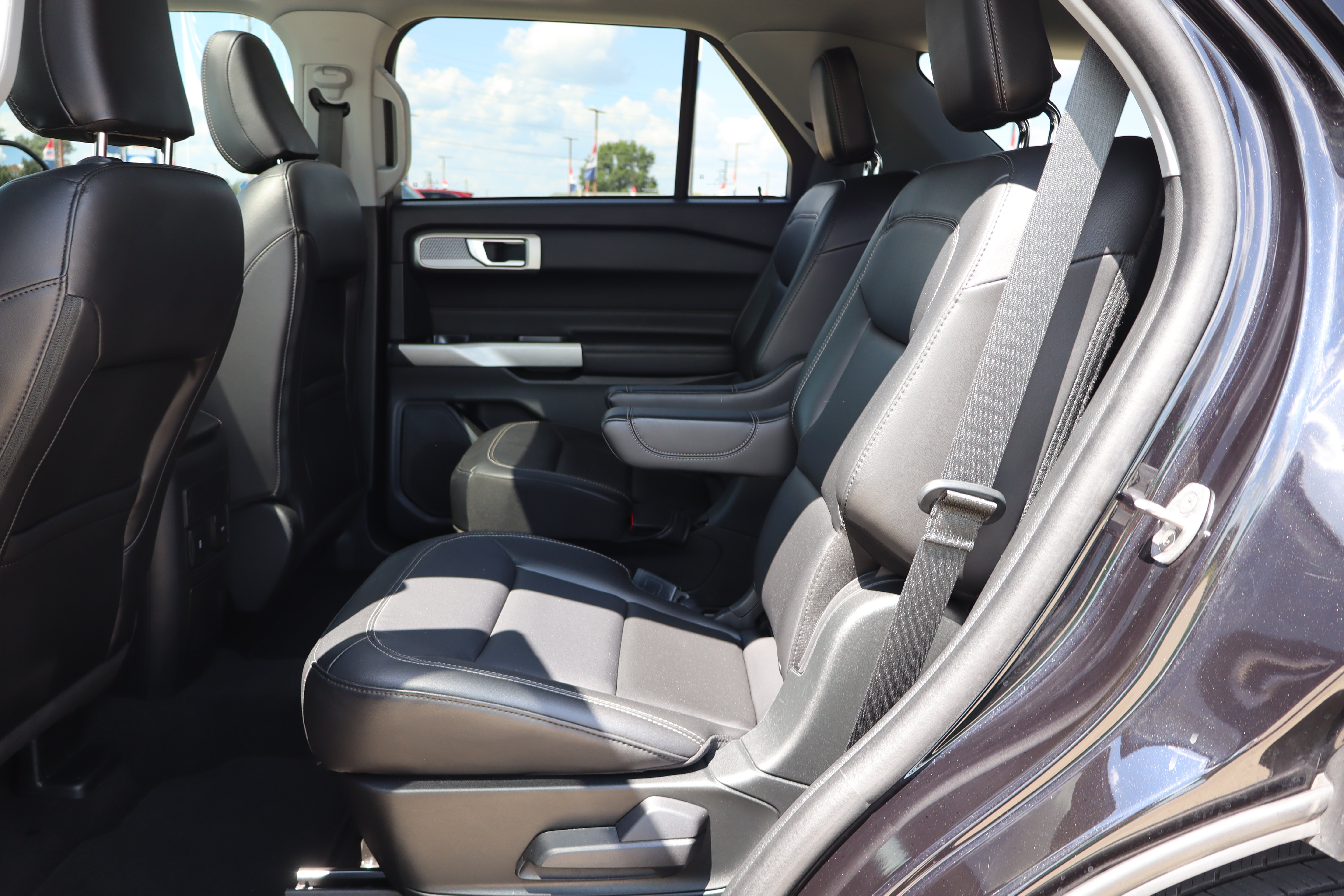 Used 2023 Ford Explorer XLT w/ Equipment Group 202A AWD/4WD image 10