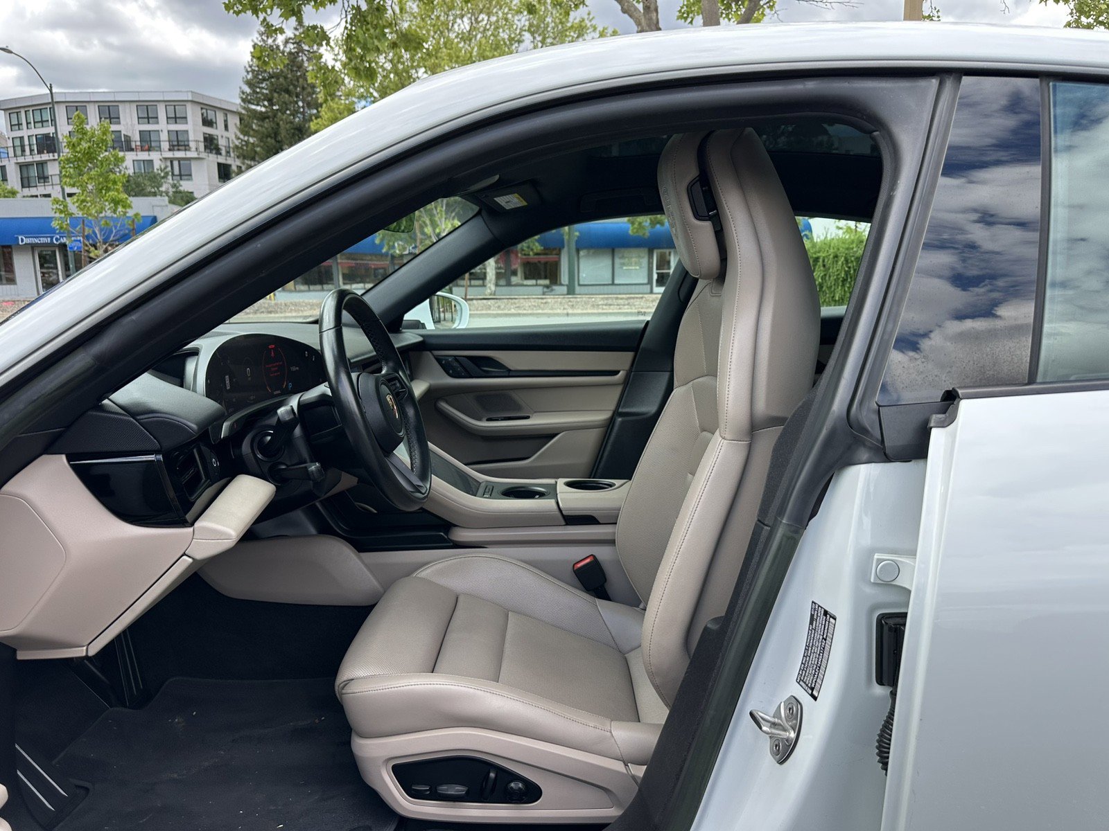 Used 2022 Porsche Taycan image 17