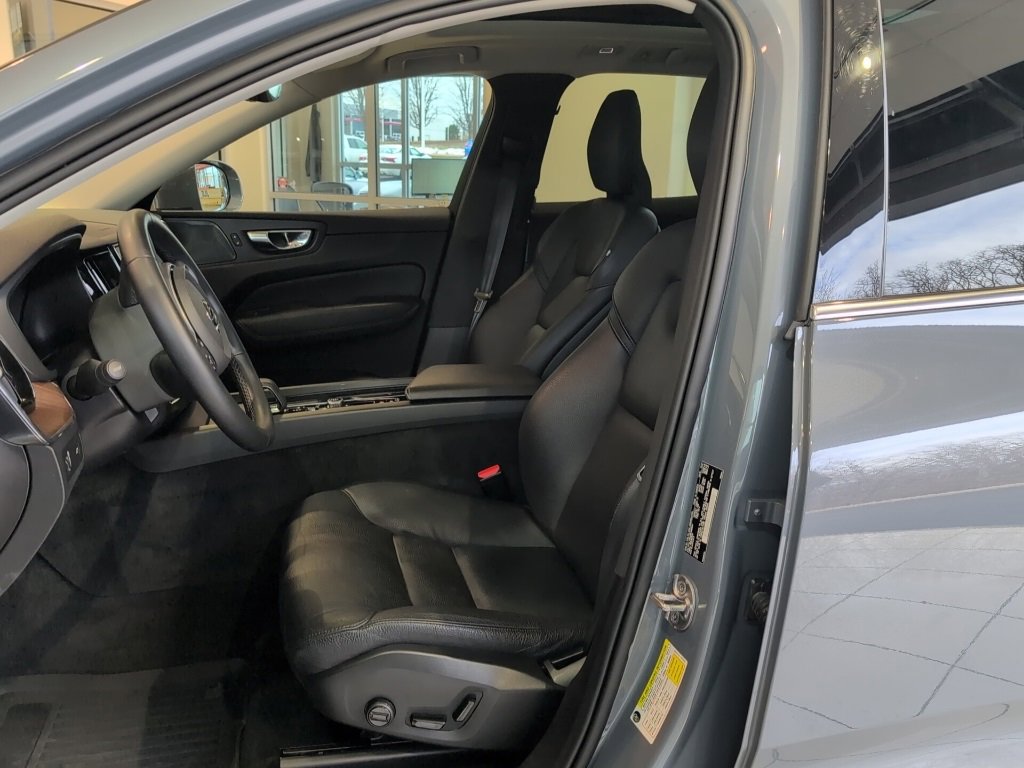 Used 2022 Volvo XC60 B5 Momentum w/ Advanced Package image 13