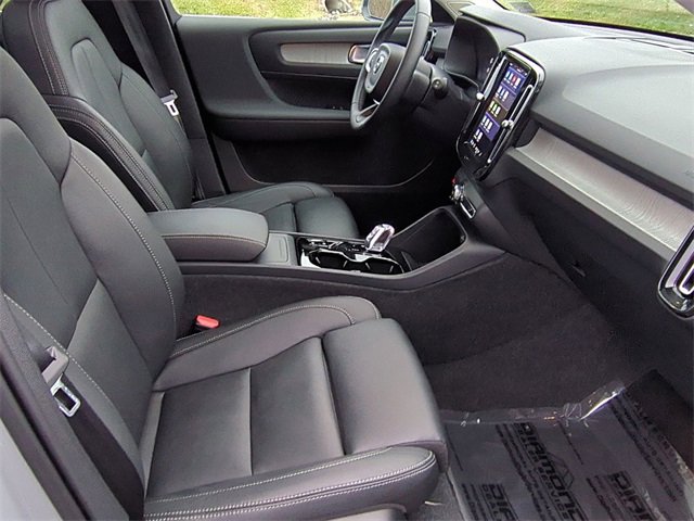 Used 2025 Volvo XC40 B5 Plus image 21