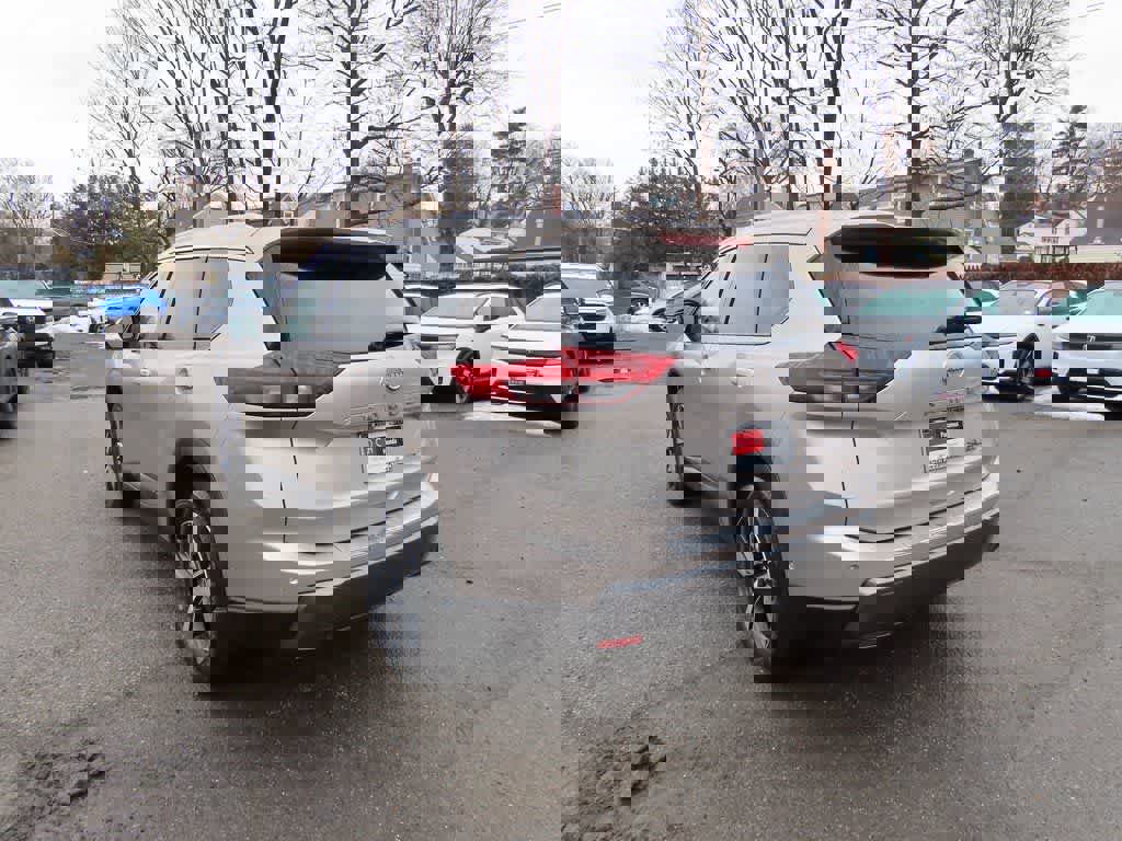 Used 2025 Nissan Rogue SL image 4