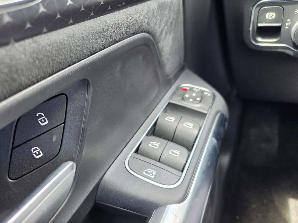 Used 2025 Mercedes-Benz GLA 35 AMG 4MATIC w/ Exclusive Trim Package image 34
