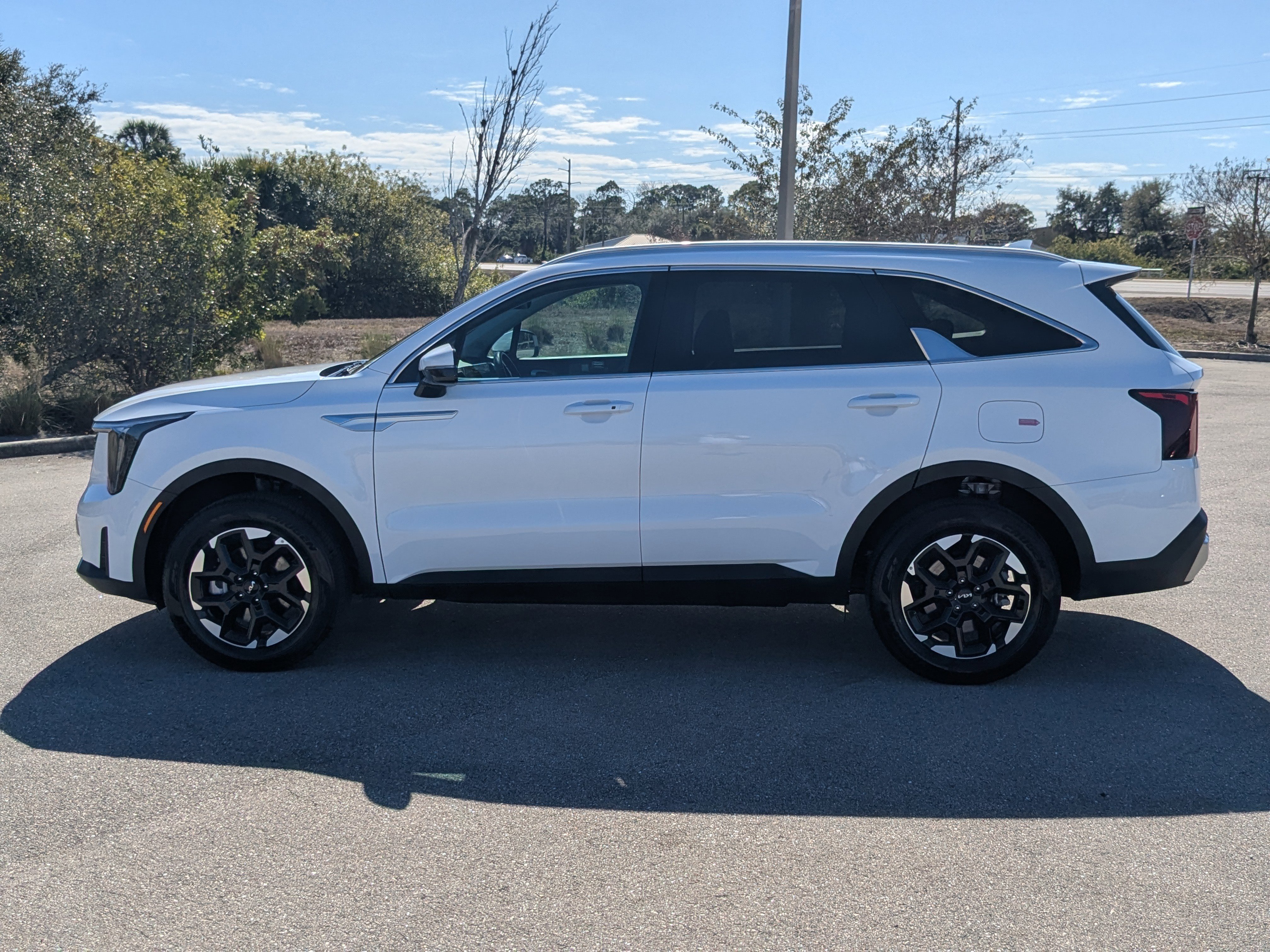 Certified 2025 Kia Sorento S image 8