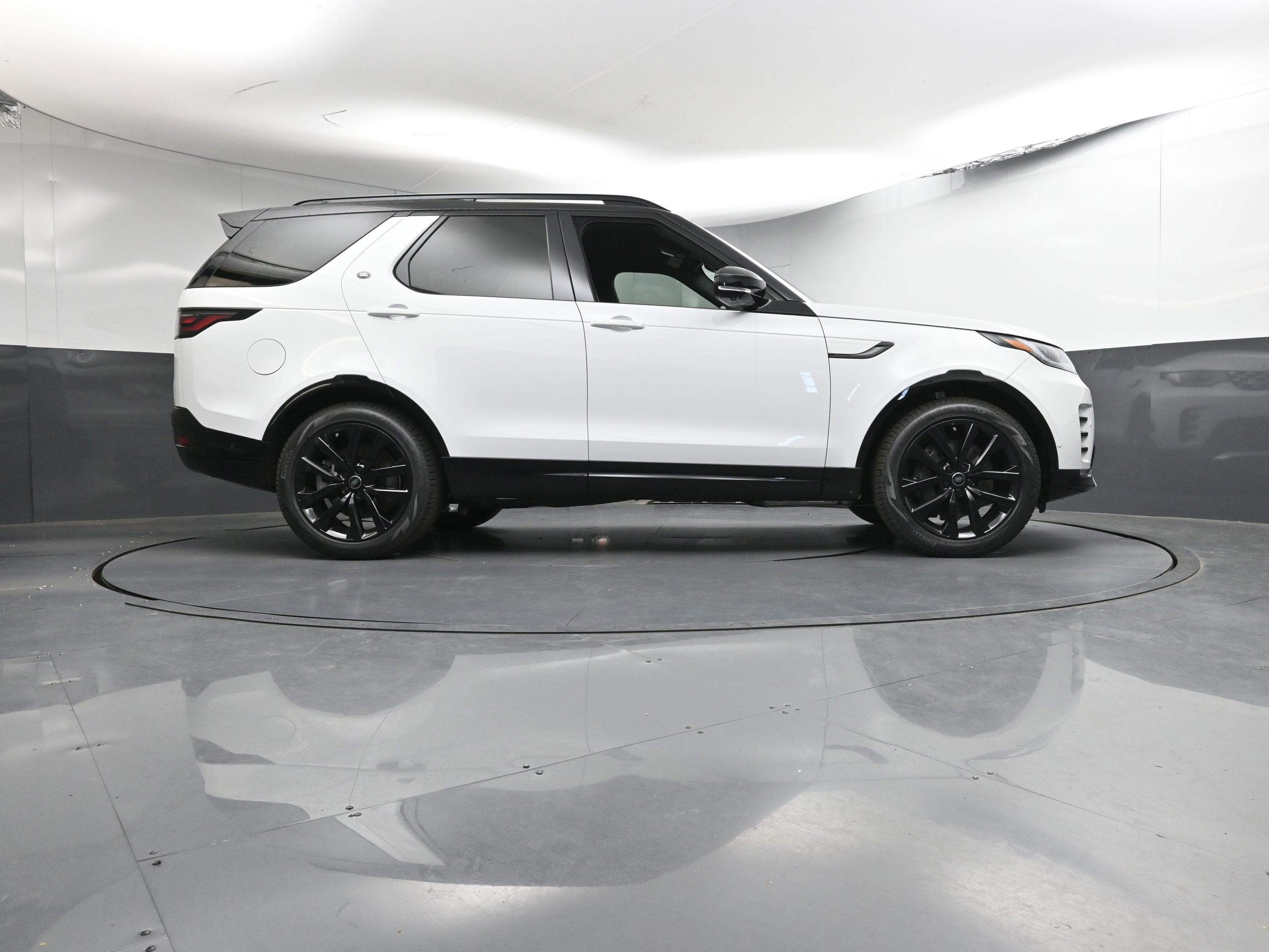 New 2026 Land Rover Discovery Limited Edition image 29