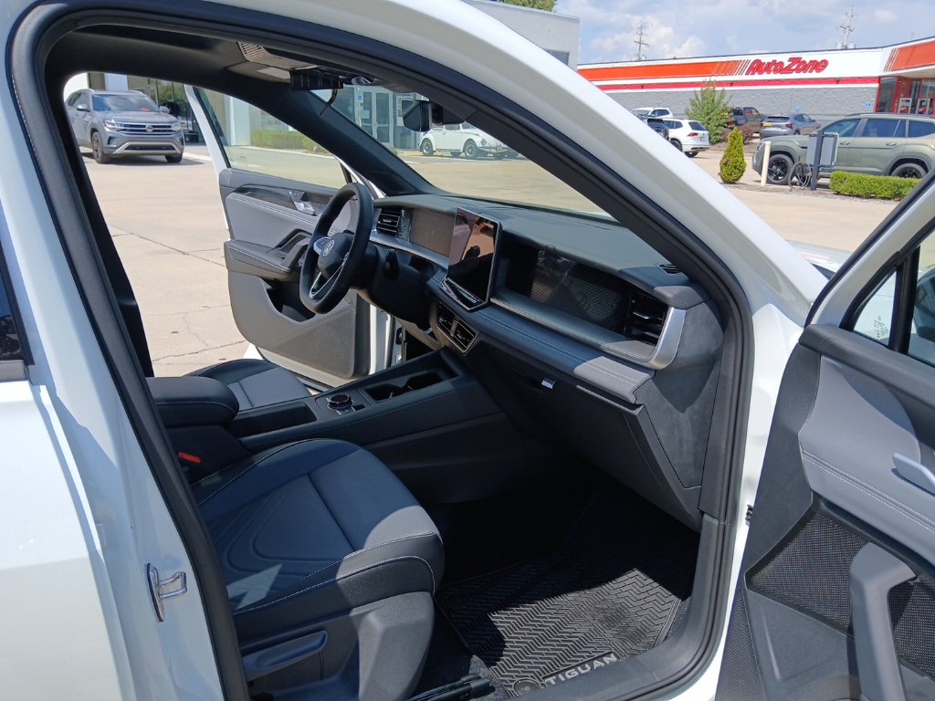 New 2026 Volkswagen Tiguan SE R-Line FWD image 24