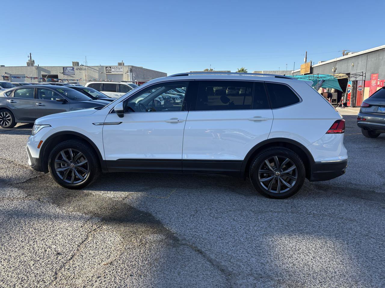 Used 2022 Volkswagen Tiguan SE FWD image 2