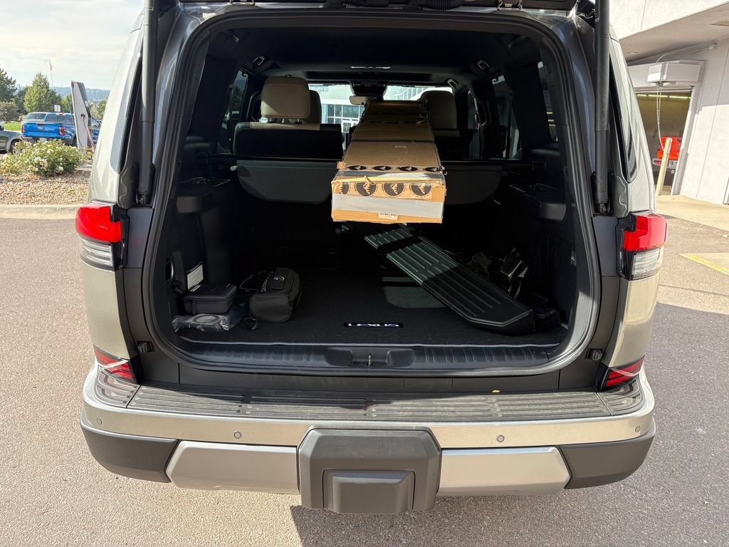 Used 2025 Lexus GX 550 w/ Accessory Package (CT) AWD/4WD image 28