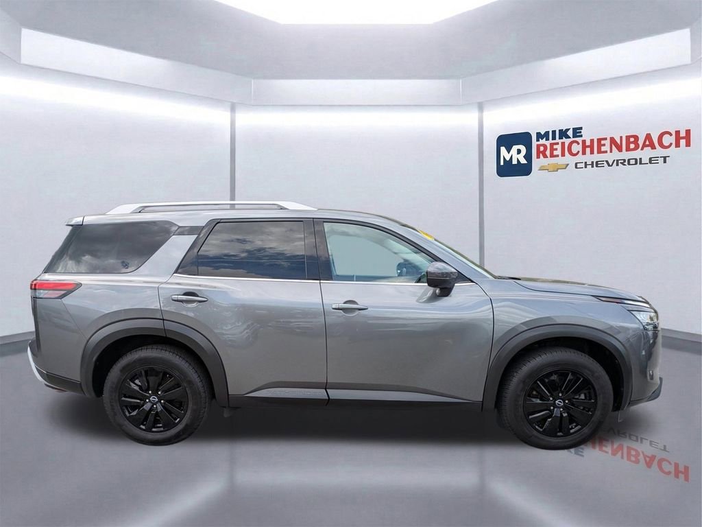 Used 2023 Nissan Pathfinder SL image 3