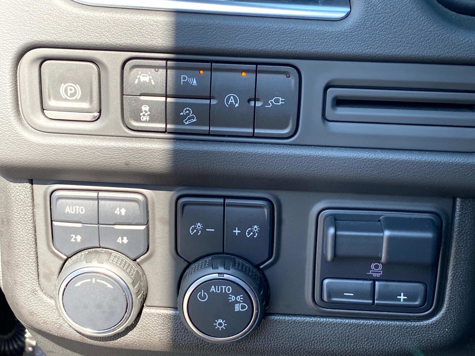 Used 2021 Chevrolet Tahoe Z71 w/ Z71 Signature Package image 18