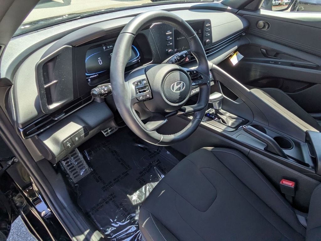 Certified 2025 Hyundai Elantra Sport image 13