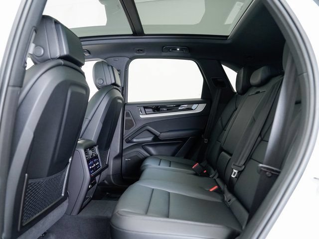 Certified 2025 Porsche Cayenne AWD/4WD image 24