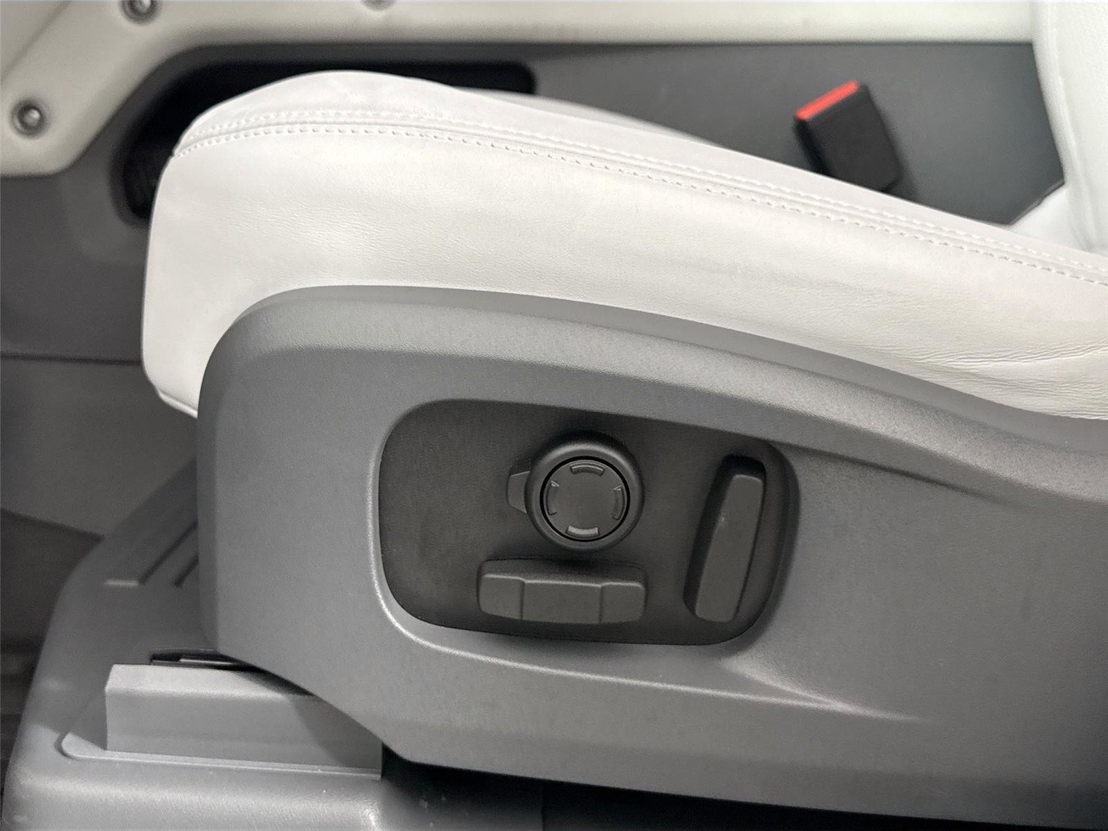 Used 2025 Land Rover Defender 110 X-Dynamic SE image 30