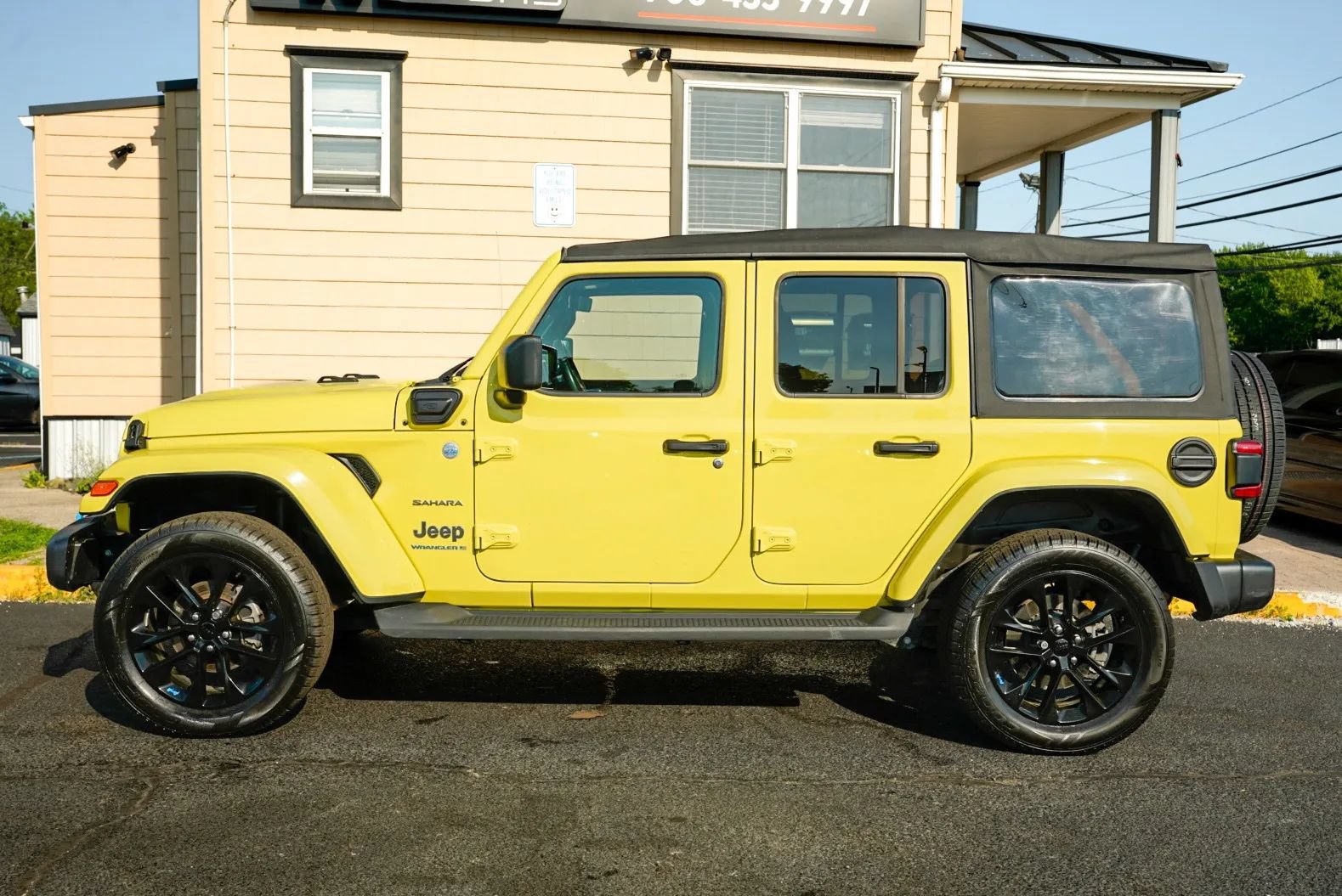 Used 2023 Jeep Wrangler Unlimited Sahara w/ Cold Weather Group AWD/4WD image 8