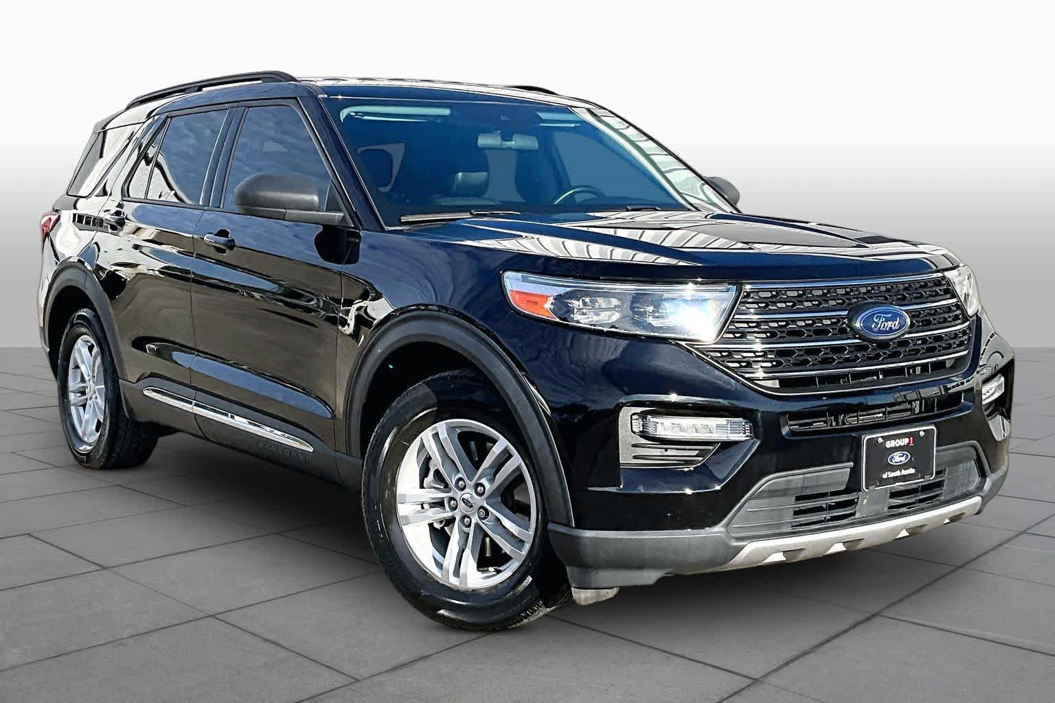 Used 2023 Ford Explorer XLT w/ Equipment Group 202A RWD image 3