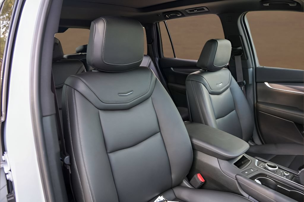 Used 2025 Cadillac XT6 Luxury w/ LPO, Bronce Accent Package FWD image 31