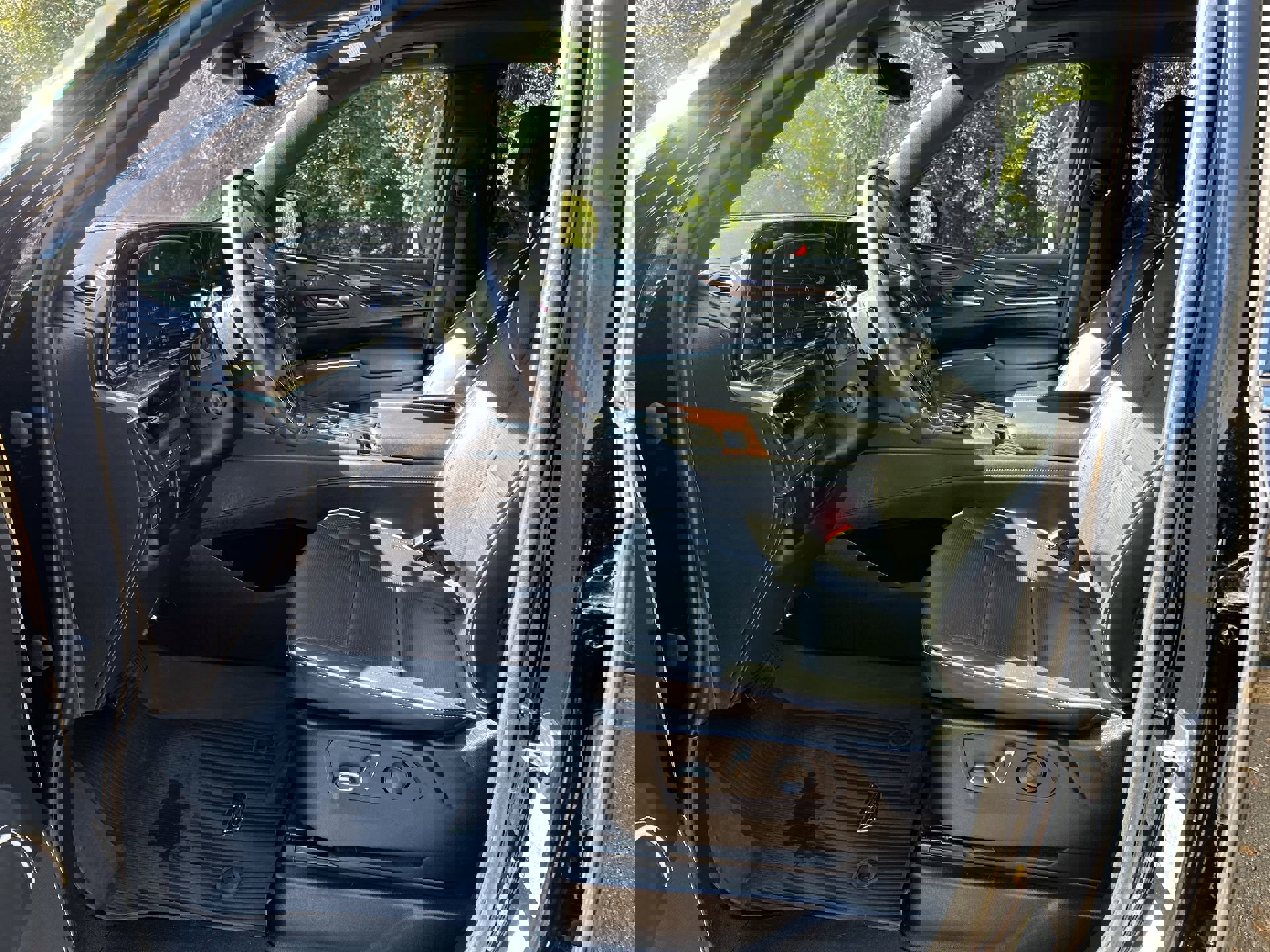 Certified 2023 Cadillac Escalade Premium Luxury w/ LPO, Radiant Package image 13