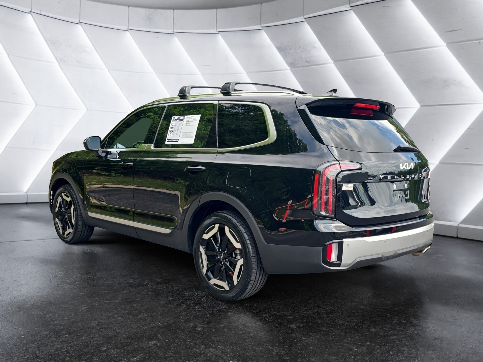 Used 2023 Kia Telluride EX w/ EX Captain's Chair Package AWD/4WD image 3