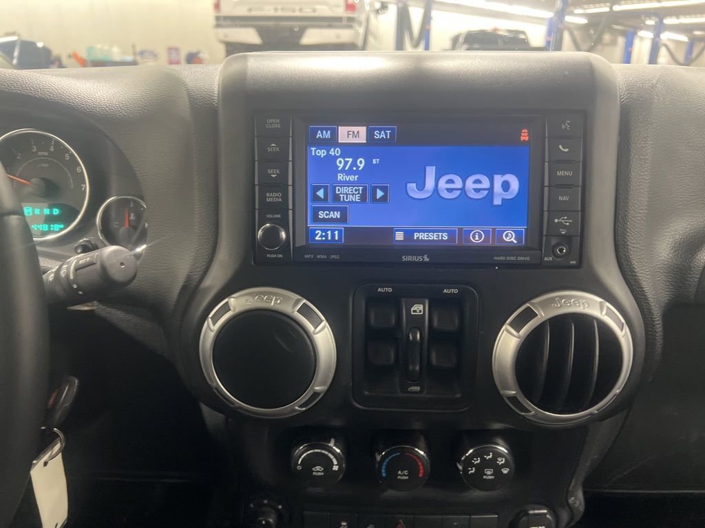 Used 2015 Jeep Wrangler Unlimited Rubicon w/ Connectivity Group image 17
