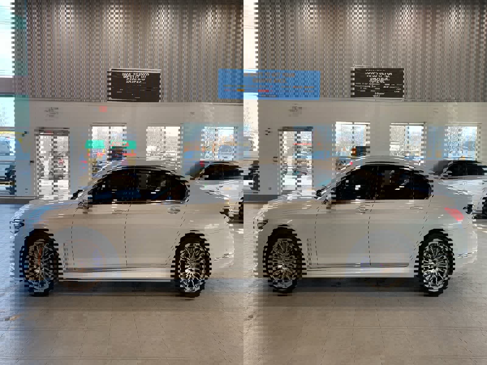 Used 2021 BMW ALPINA B7 xDrive image 2