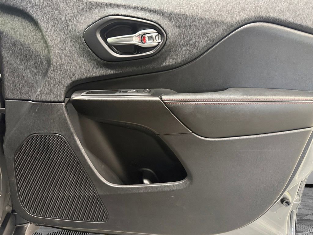 Used 2019 Jeep Cherokee Trailhawk w/ Comfort & Convenience Group image 13