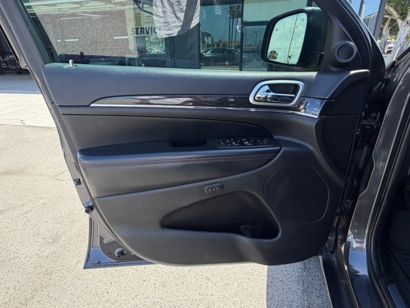 Used 2017 Jeep Grand Cherokee Trailhawk w/ Trailhawk Luxury Group AWD/4WD image 9