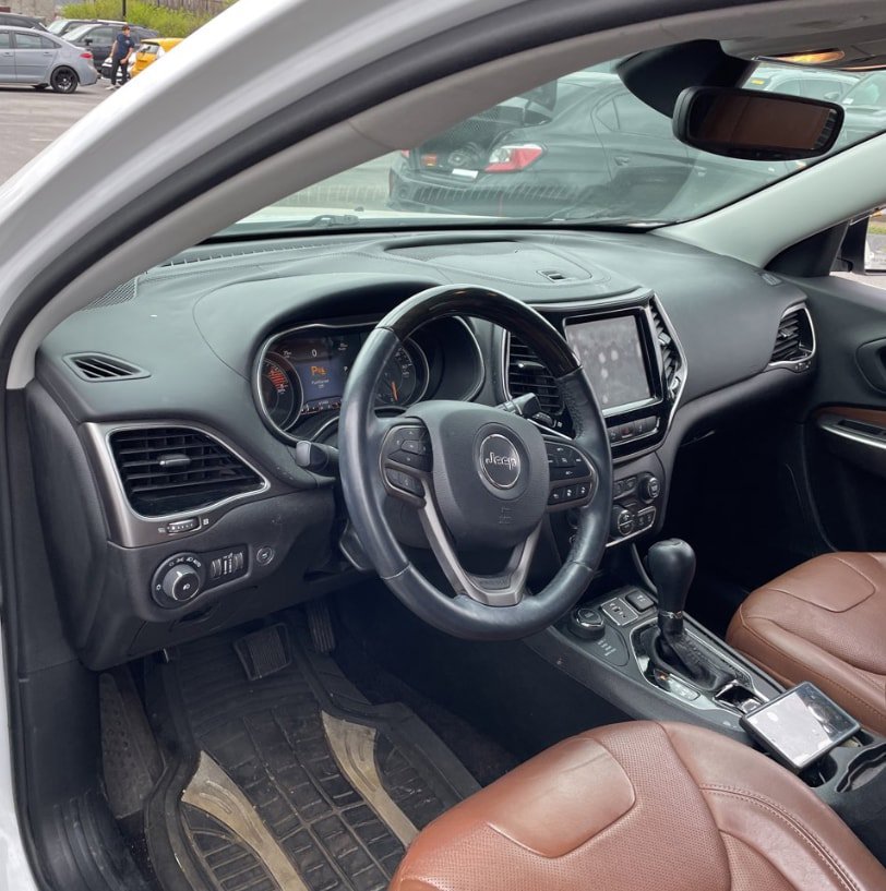 Used 2019 Jeep Cherokee Overland w/ Technology Group AWD/4WD image 15