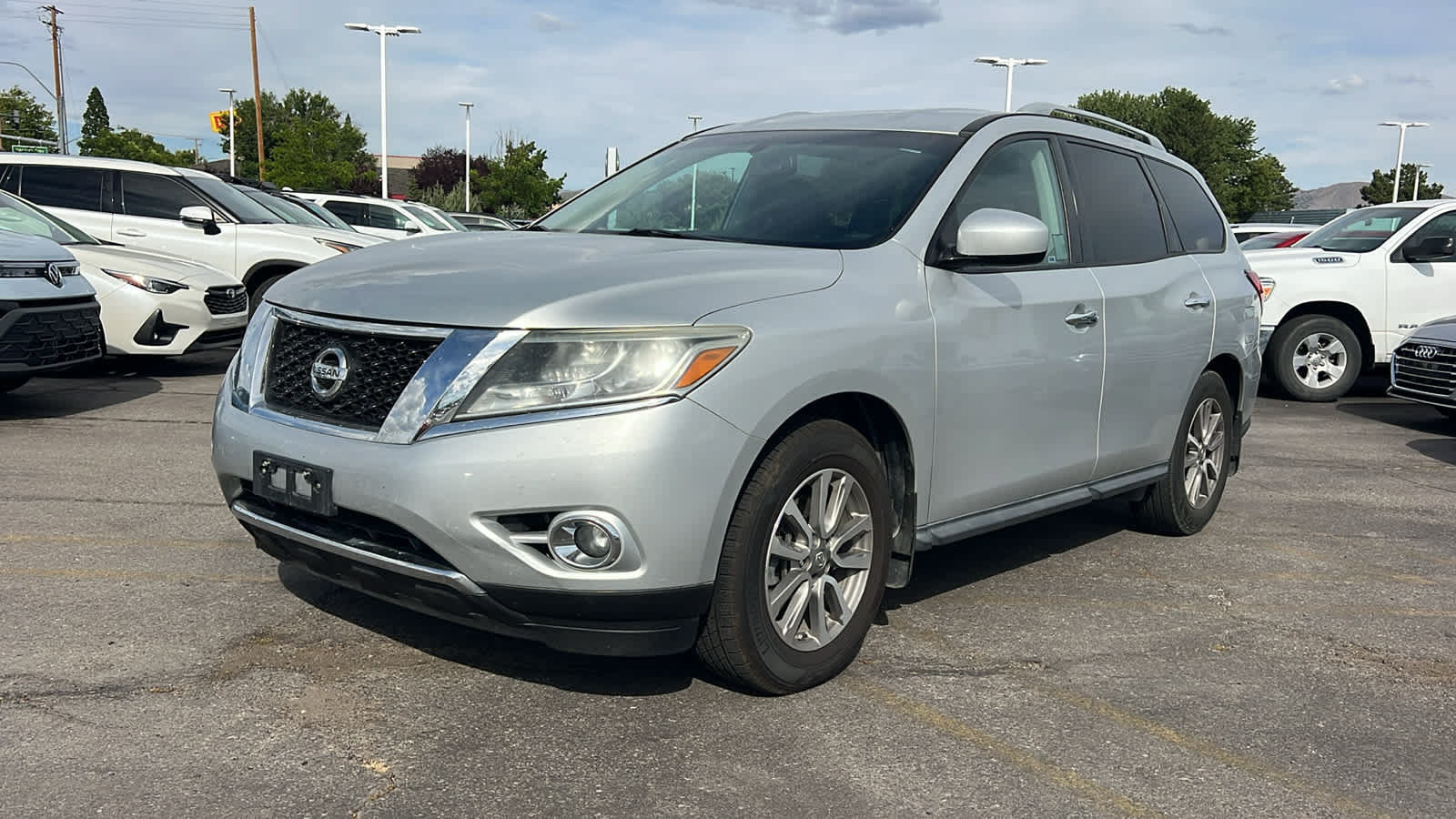 Used 2016 Nissan Pathfinder SV FWD image 1