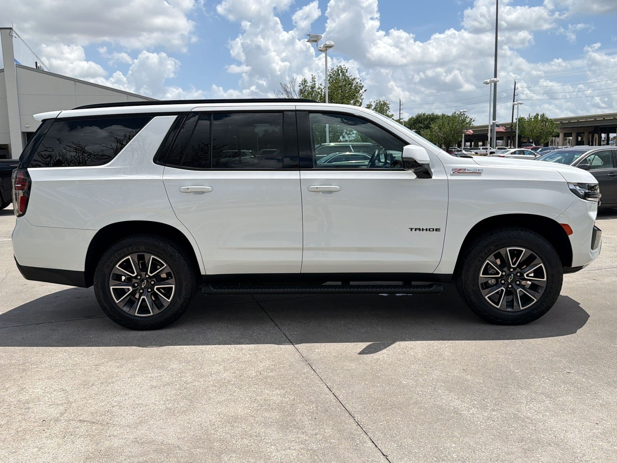 Used 2023 Chevrolet Tahoe Z71 w/ Luxury Package AWD/4WD image 7