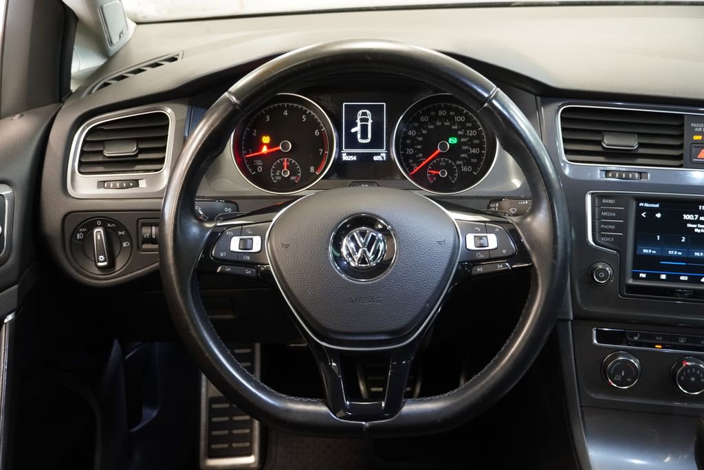 Used 2017 Volkswagen Golf Alltrack image 11
