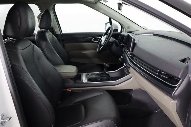 Used 2025 Kia Carnival FWD image 19