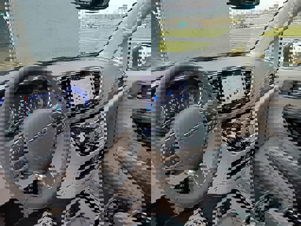 Used 2023 Chrysler Pacifica Touring-L image 17