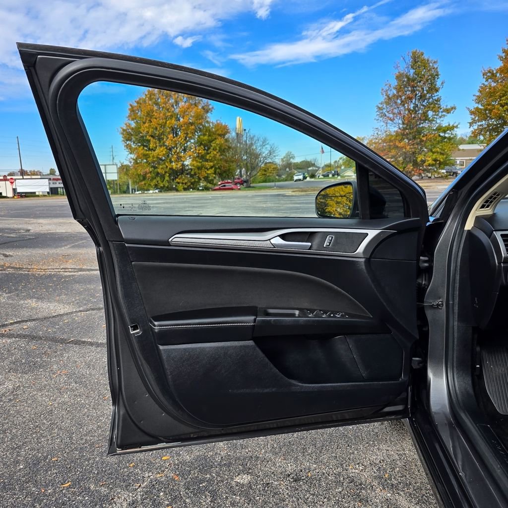Used 2020 Ford Fusion SE FWD image 17