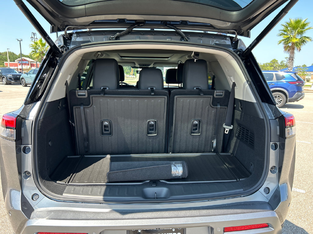 New 2026 Nissan Pathfinder Platinum w/ Cargo Package FWD image 9