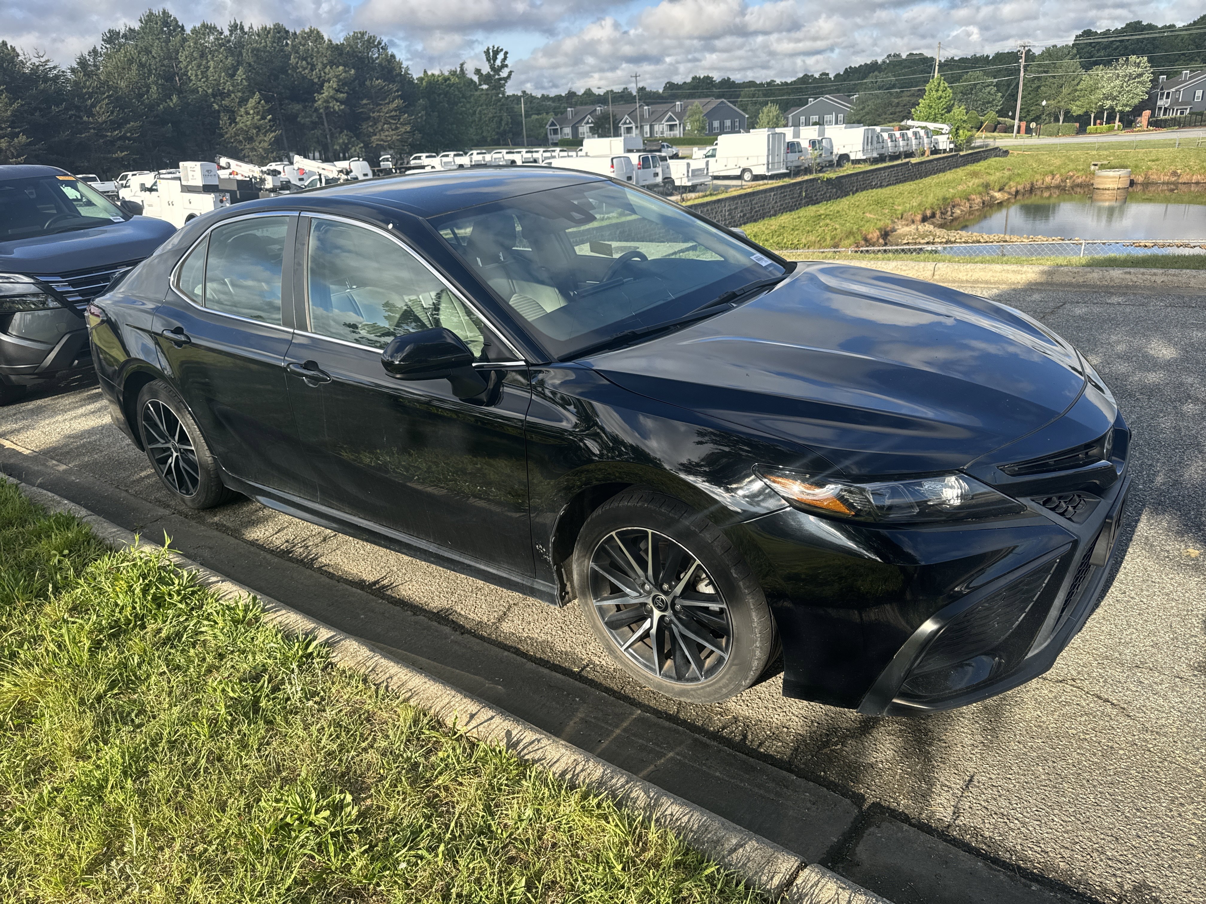 Used 2021 Toyota Camry SE FWD image 2