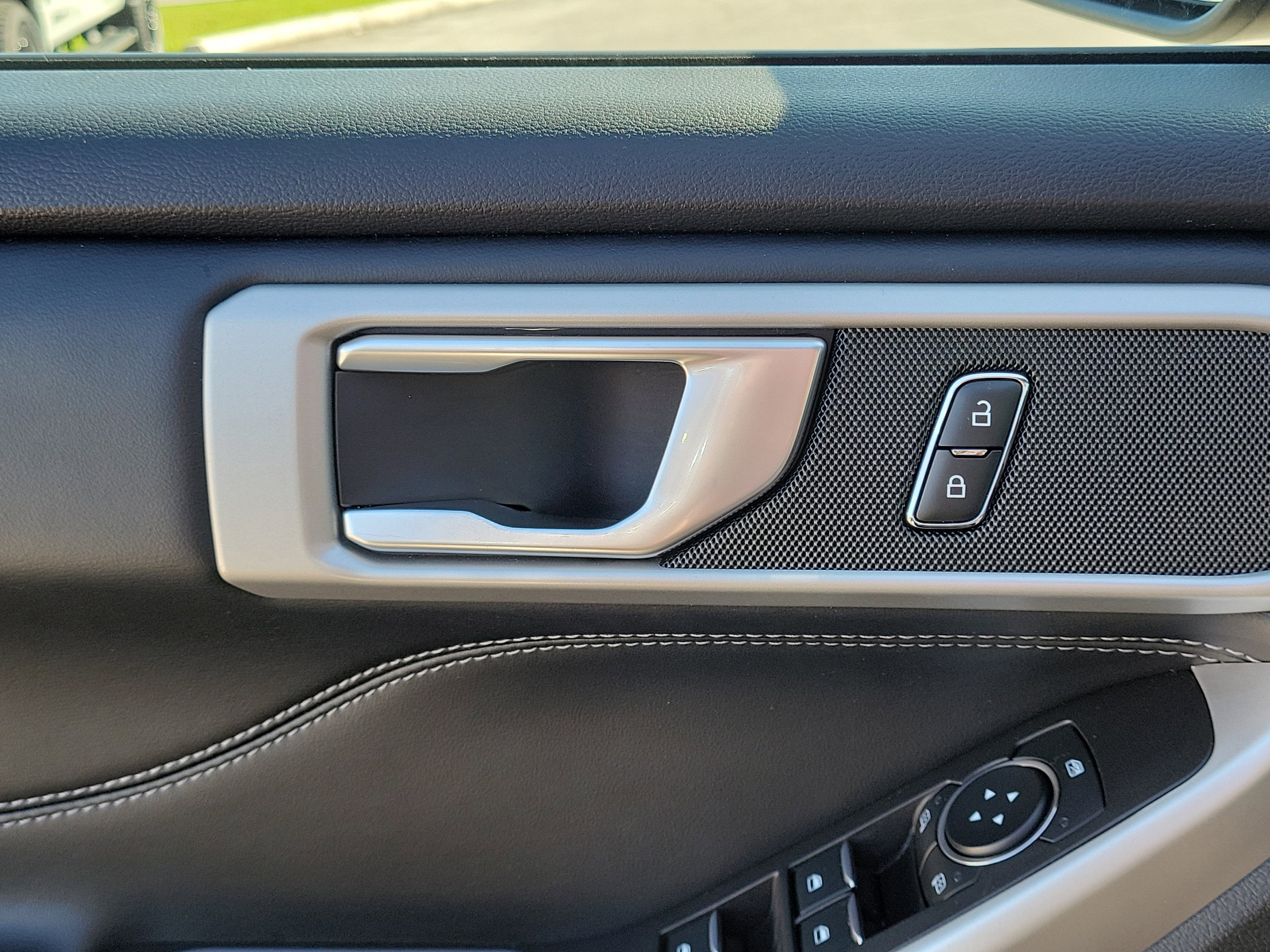 Used 2023 Ford Explorer XLT image 25