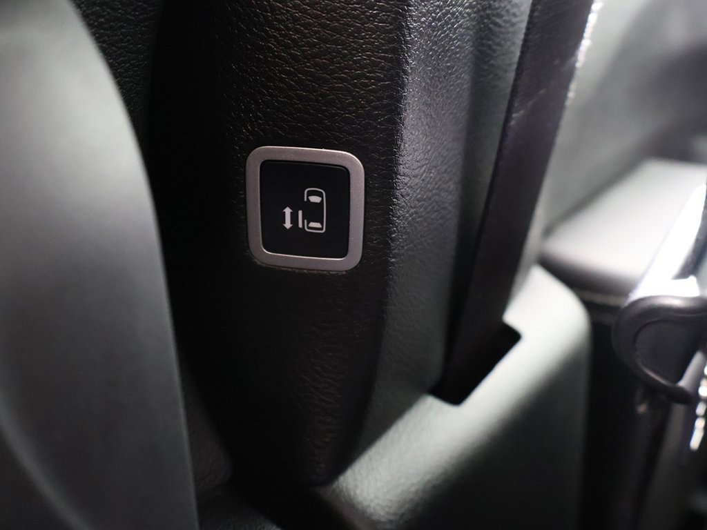 Used 2025 Chrysler Pacifica Select image 49