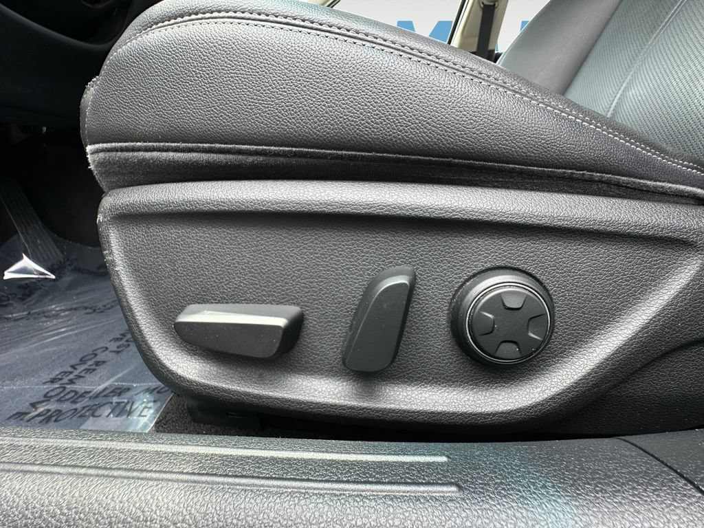 Used 2025 Genesis G70 2.5T AWD/4WD image 16