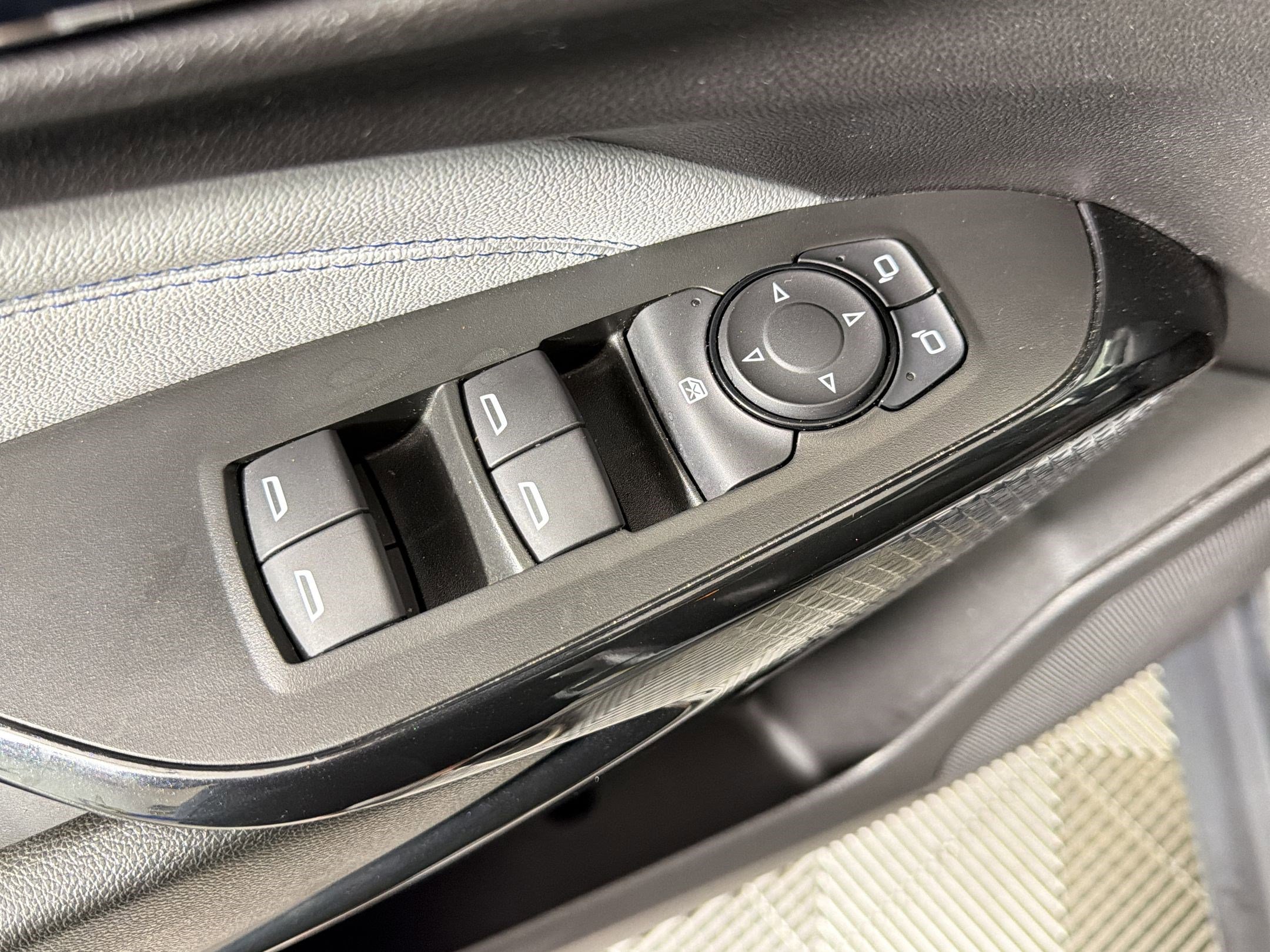 Used 2025 Chevrolet Trax LT FWD image 12