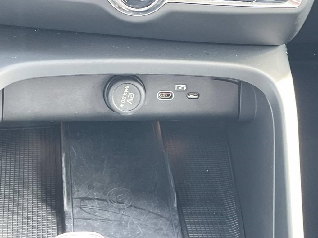 Used 2023 Volvo XC40 B5 Ultimate w/ Climate Package image 37