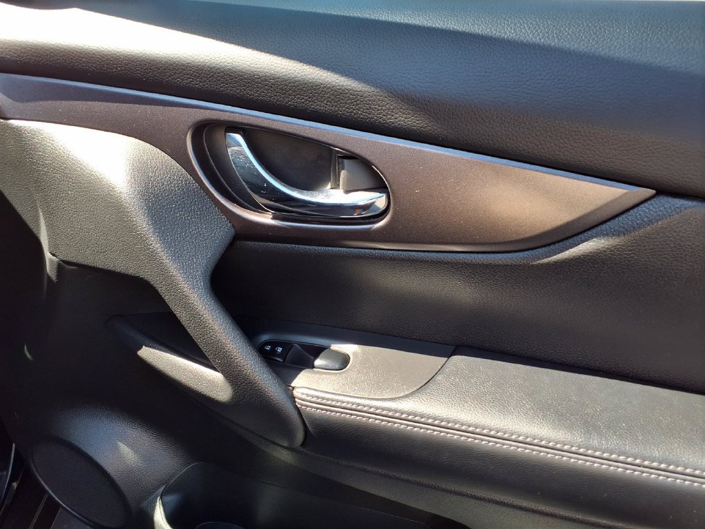Used 2016 Nissan Rogue S FWD image 34