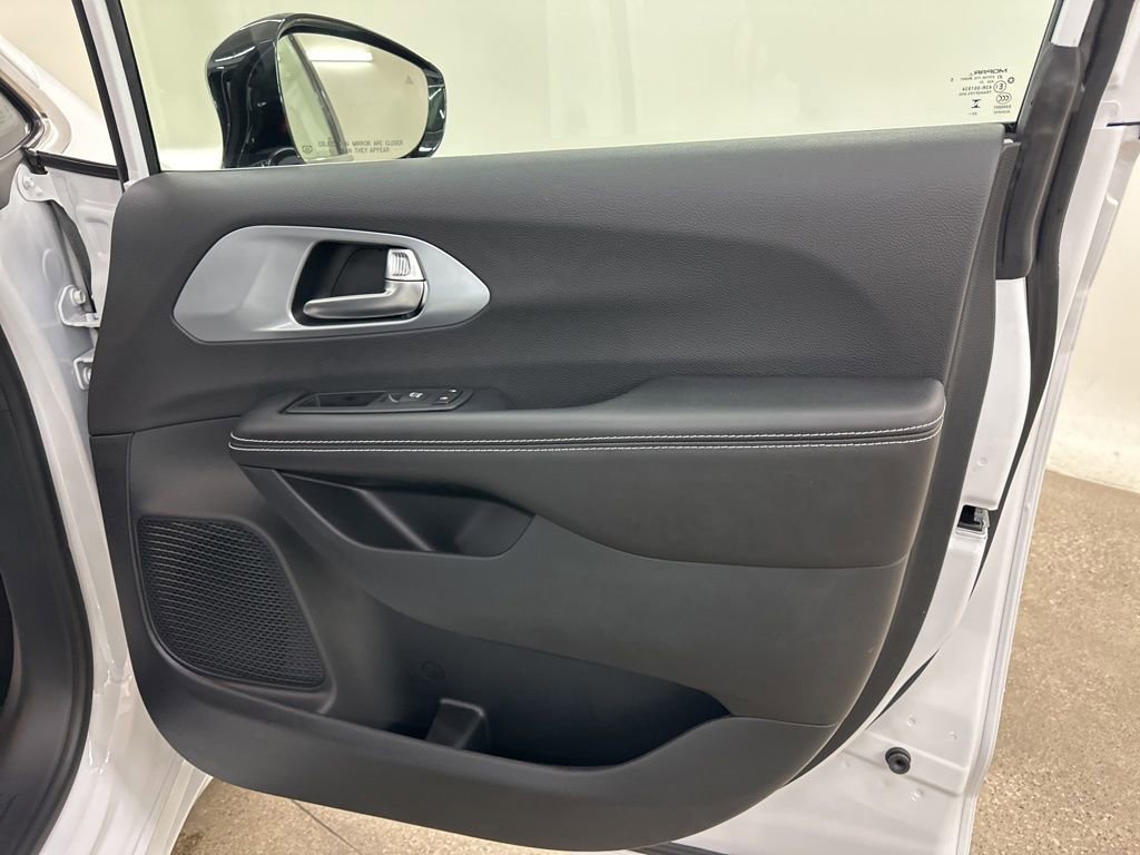 New 2026 Chrysler Pacifica Limited image 17