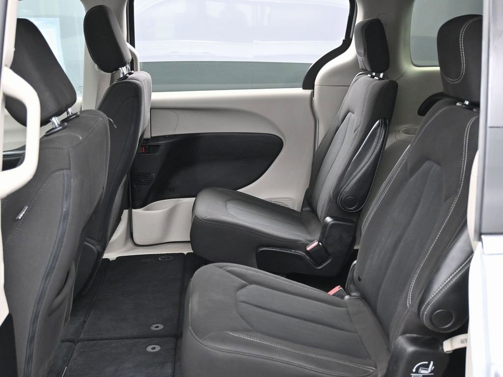Used 2023 Chrysler Voyager LX image 33